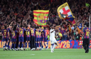Vinícius y Lamine, con el Barça celebrando de fondo. Fuente: Nacho Doce / REUTERS